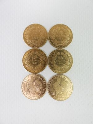 six pièces de monnaie britanniques différentes posées sur une surface blanche