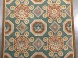 un gros plan d'un tapis posé sur un sol à motifs
