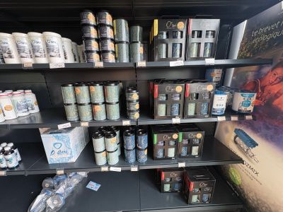 de nombreux types de peinture différents dans les rayons du magasin
