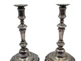 une paire de bougeoirs anciens en argent sur des socles, sur fond blanc