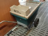un petit chariot sur lequel sont posés une boîte et une tasse
