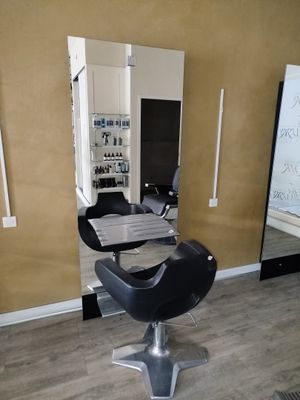 Un siège de coiffage pivotant, simili cuir, pied chromé et d…