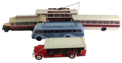 quatre petits bus et un camion sur fond blanc