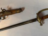 deux vieilles armes posées sur une surface blanche