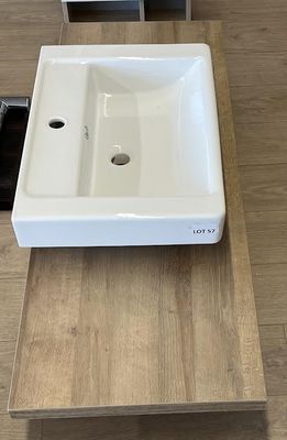 un évier blanc posé sur une table en bois