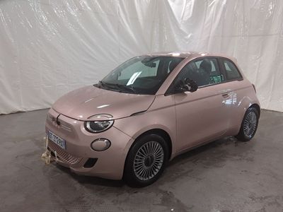 une Smart rose garée dans un garage