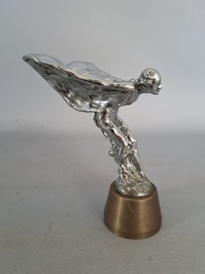 une statue en argent représentant un oiseau, posée sur un socle en or