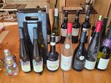 plusieurs bouteilles de vin posées sur une table en bois