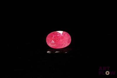 gros plan d'un diamant rose sur une surface noire