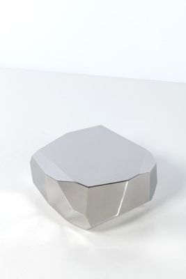 une image représentant un objet argenté sur une surface blanche