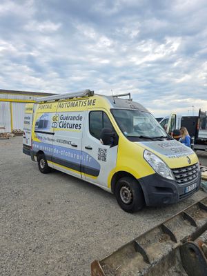 une camionnette garée dans un parking