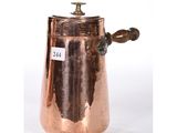 une vieille cafetière en cuivre avec une poignée en bois sur fond blanc