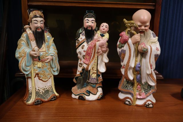 VIETNAM : trois sculptures en céramique (modernes) H : 27