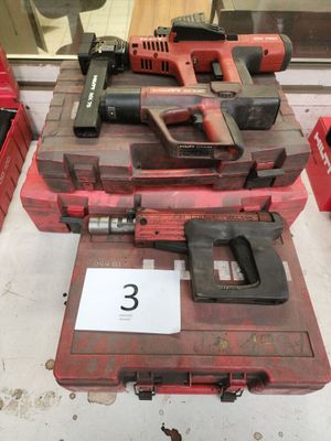 une mallette à outils rouge sur laquelle sont posés des outils