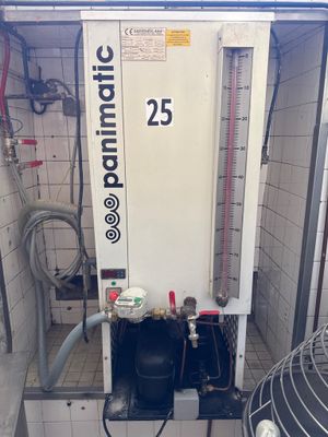 une machine qui se trouve dans le coin d'une pièce