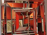 un miroir accroché au mur au-dessus d'un radiateur dans une pièce