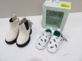 deux paires de chaussures et une boîte posées sur une table