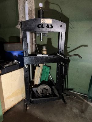 une machine qui se trouve dans le coin d'une pièce