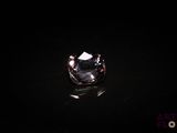 un gros plan d'un diamant noir sur une surface noire
