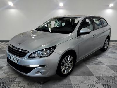 la voiture argentée est garée sur un sol en damier dans le garage
