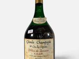 une bouteille de vin posée sur une table