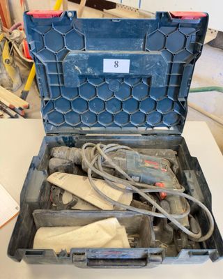 une boîte à outils avec des outils posés sur une table