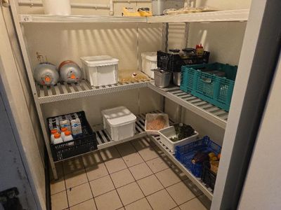 un garde-manger rempli de nourriture et de boissons