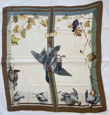 a picture of a scarf with birds on it