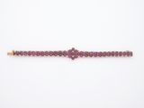 un bracelet rose orné d'un motif floral