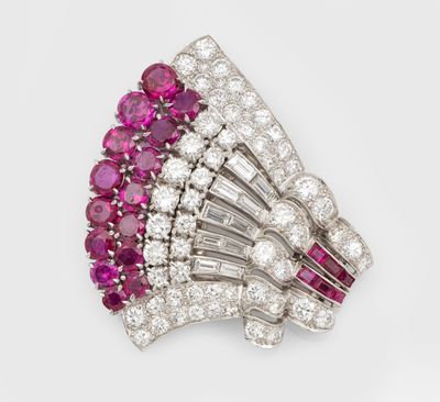une broche en rubis et diamants