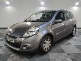 la voiture grise est garée sur un sol en damier dans le garage