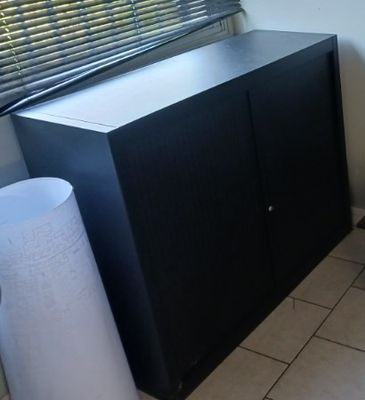 une image représentant une pièce avec une armoire et une fenêtre