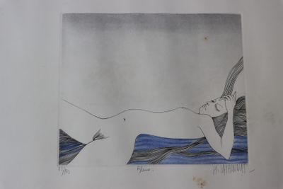 dessin représentant une femme allongée sur un lit, la tête posée sur un oreiller