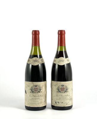 deux bouteilles de vin posées l'une à côté de l'autre sur une surface blanche