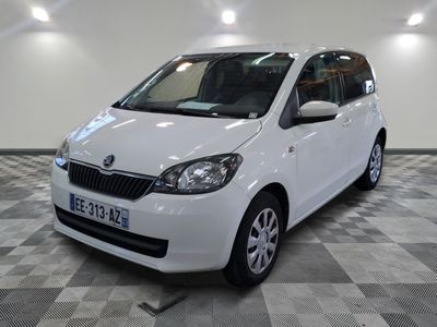 la photo d'une voiture blanche garée dans un garage