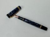 un stylo posé sur une table
