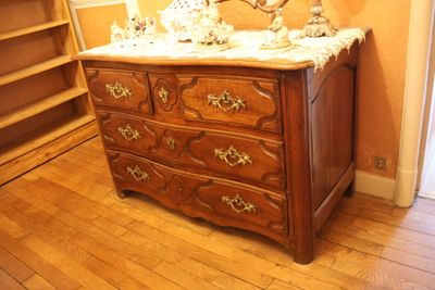 Commode en bois naturel mouluré et sculpté ouvrant par cinq … - Photo 1