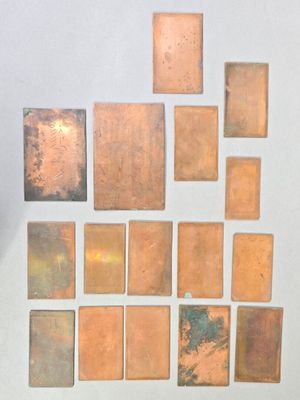 une photo d'une photo représentant des tuiles en cuivre sur un mur