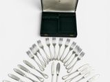 une boîte contenant tout un tas de fourchettes et de couteaux