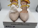 les chaussures se trouvent dans une boîte posée sur une surface blanche