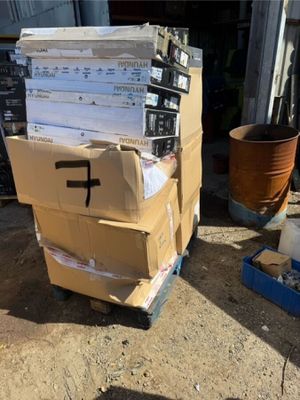 des cartons empilés les uns sur les autres devant un immeuble