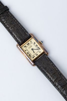 gros plan d'une montre-bracelet avec un bracelet noir