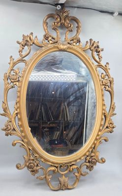 un miroir accroché au mur de la pièce
