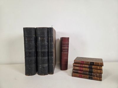 plusieurs vieux livres sont empilés sur une table