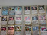 une exposition de cartes Pokémon accrochées au mur d'une pièce
