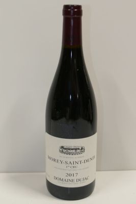 une bouteille de vin posée sur une table