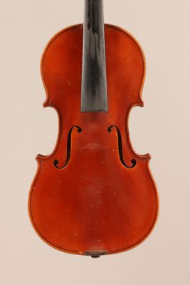 un vieux violon avec un archet accroché à son dos
