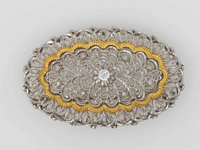 une broche ancienne en argent et or, ornée d'un diamant au centre