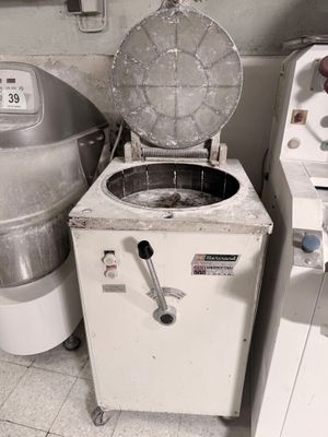 un appareil qui se trouve dans une cuisine, à côté d'autres appareils électroménagers