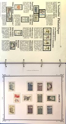une photo d'un présentoir mural de timbres